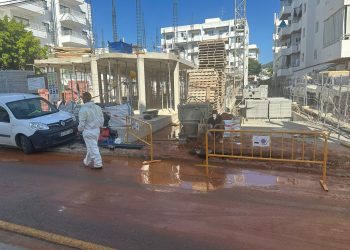 Calle afectada por la rotura de la tubería de suministro de agua debido a unas obras cerca de establecimientos turísticos de la zona de Platja d'en Bossa, en Ibiza.
