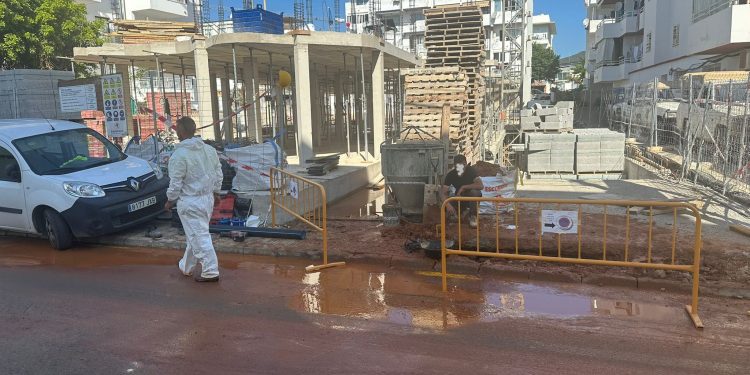 Calle afectada por la rotura de la tubería de suministro de agua debido a unas obras cerca de establecimientos turísticos de la zona de Platja d'en Bossa, en Ibiza.