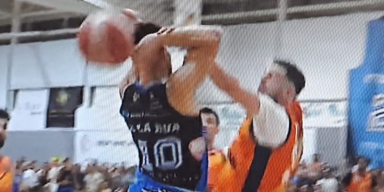 Momento de la polémica jugada del final del partido.