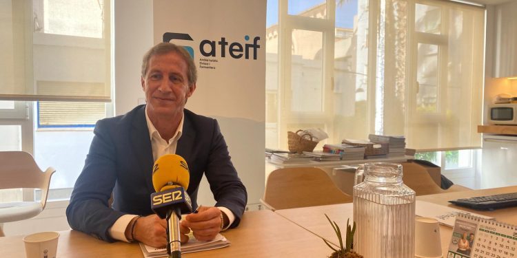 Los resultados de la encuesta los ha presentado hoy  Eduardo Manero, presidente de Anàlisi Turístic d’Eivissa i Formentera,