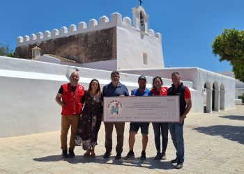 Entrega del cheque. Foto: Ayuntamiento de Sant Josep