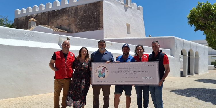 Entrega del cheque. Foto: Ayuntamiento de Sant Josep