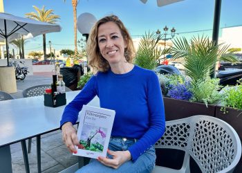 La escritora ibicenca Eva Tur con su poemario, 'Kilimanjaro', que presenta este jueves en Can Pou Bar. Foto Noudiari