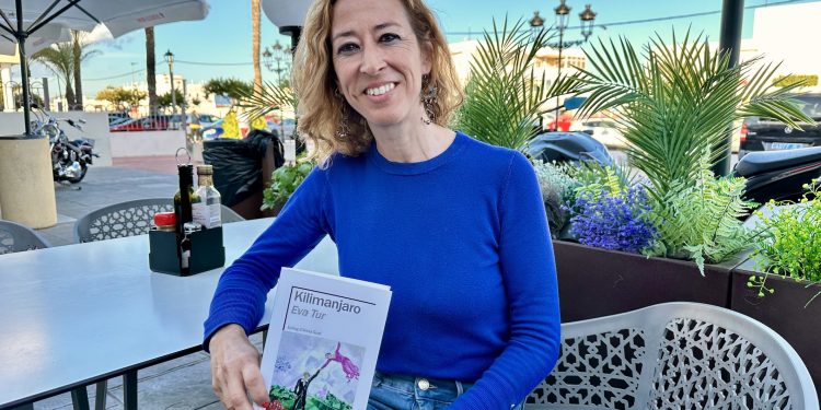 La escritora ibicenca Eva Tur con su poemario, 'Kilimanjaro', que presenta este jueves en Can Pou Bar. Foto Noudiari