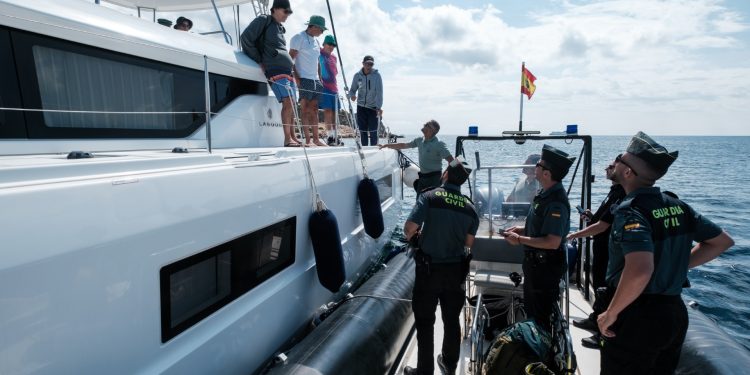 Control de fondeos en la bahía de Talamanca.