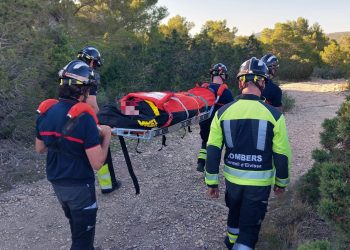 Porteo en camilla de la excursionista accidentada. Fotos Bombers d'Eivissa