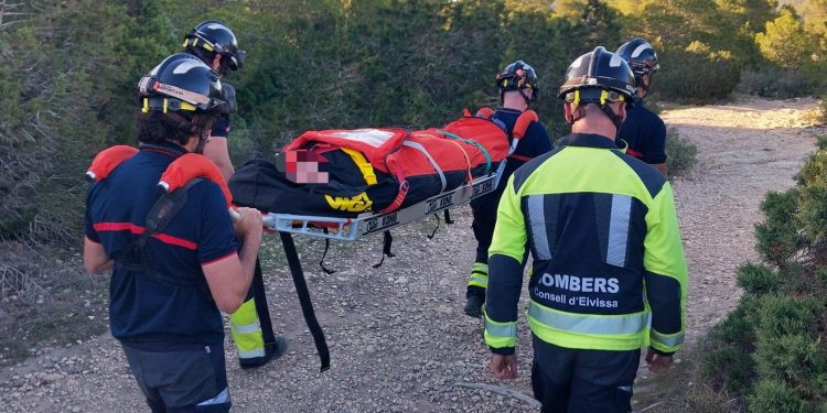 Porteo en camilla de la excursionista accidentada. Fotos Bombers d'Eivissa