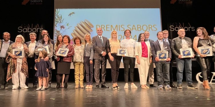 Los premiados y autoridades. Foto Consell