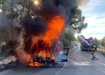 Una imagen del vehículo, envuelto en llamas, facilitada por Bombers d'Eivissa.