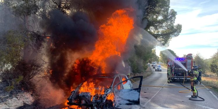 Una imagen del vehículo, envuelto en llamas, facilitada por Bombers d'Eivissa.