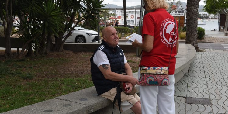 Una voluntaria informa a un ciudadano. Foto: IFCC