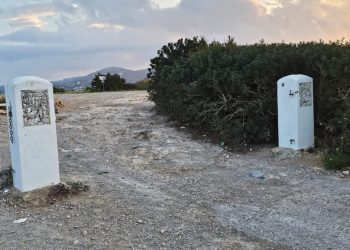 Los autores de los destrozos han arrancado la valla.