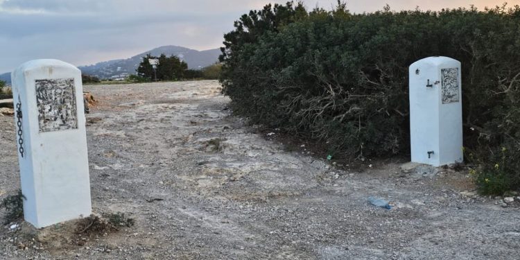 Los autores de los destrozos han arrancado la valla.