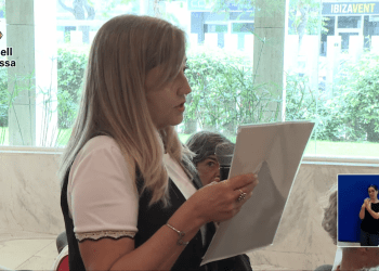 La portavoz de los familiares durante su intervención en el pleno.