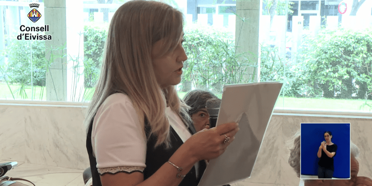 La portavoz de los familiares durante su intervención en el pleno.