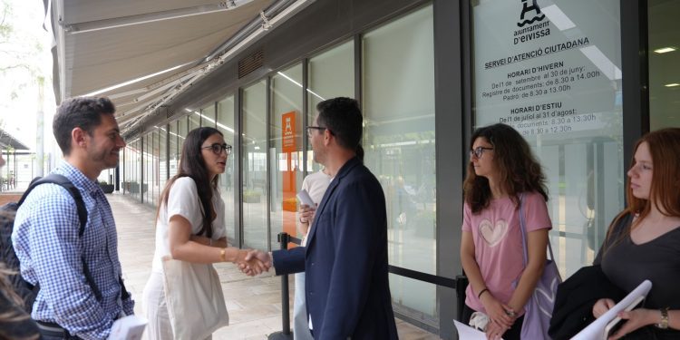 El alcalde ha recibido hoy a los jóvenes que se incorporan por el programa del SOIB.