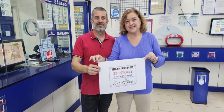 Los responsables de la Administración de Loterías número 1 de Sant Antoni muestran el premio de La Quiniela.