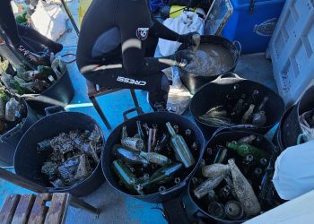 400 botellas de vidrio tiradas al mar en un punto cercano a casetas varadero de Port des Torrent