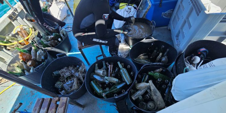 400 botellas de vidrio tiradas al mar en un punto cercano a casetas varadero de Port des Torrent
