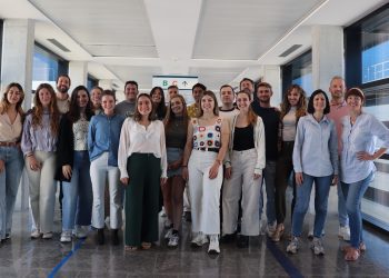 Foto de grupo con los MIR, EIR y FIR de la promoción de 2024 junto a sus tutores. Foto: Área de Salud.
