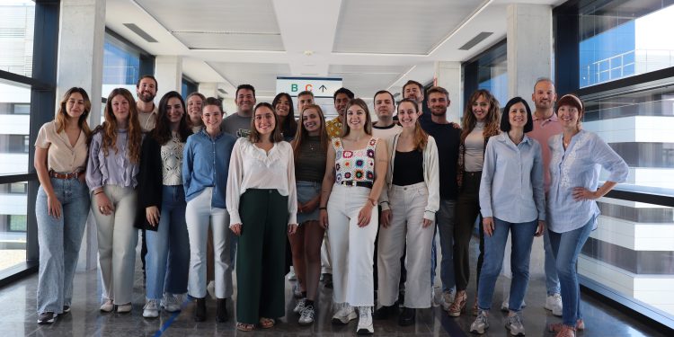 Foto de grupo con los MIR, EIR y FIR de la promoción de 2024 junto a sus tutores. Foto: Área de Salud.