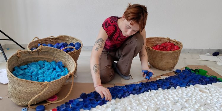 La artista Maya Vericad, trabajando. Foto: IbizaPreservation