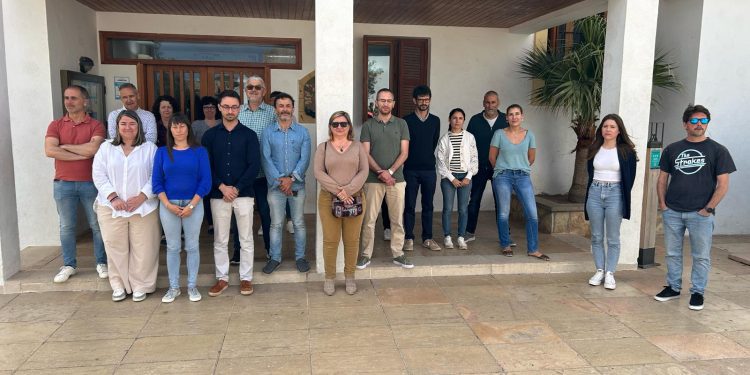 Minuto de silencio en el Consell de Formentera en memoria de las víctimas del derrumbe
ocurrido en la playa de Palma