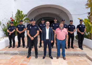 Nuevos agentes de la Policía Local de Sant Josep con el alcalde, el concejal y el jefe de policía