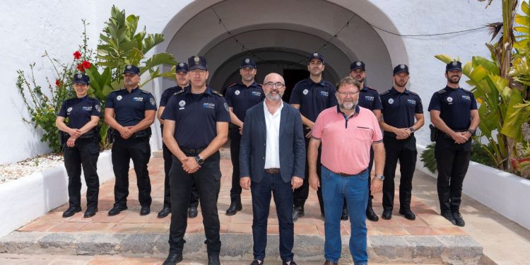 Nuevos agentes de la Policía Local de Sant Josep con el alcalde, el concejal y el jefe de policía