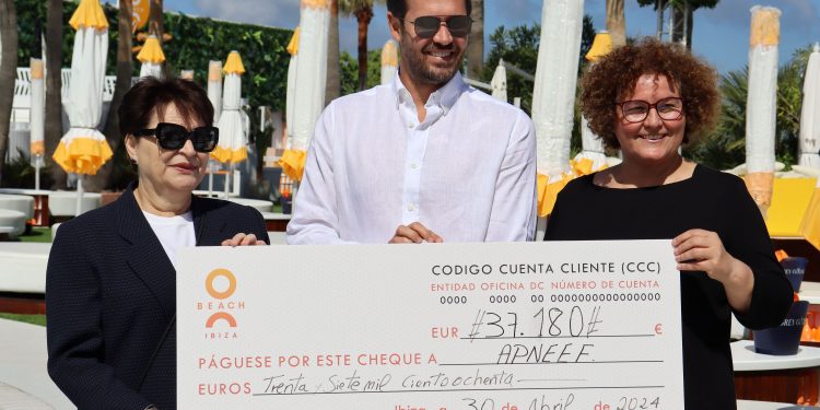 Asunción Fresneda Cobo, presidenta APNEEF; Duane Lineker, director Manager del grupo O Beach Ibiza y Carmen M. Boned, Secretaria de APNEEF.
