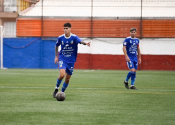 El jugador canario, con el balón. Imagen facilitada por la Peña Deportiva.