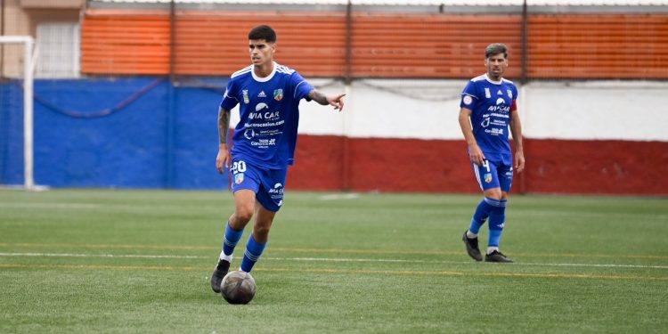 El jugador canario, con el balón. Imagen facilitada por la Peña Deportiva.