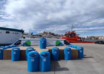 Papeleras hechas de materiales reciclados que la APB ha instalado en el puerto de Ibiza.