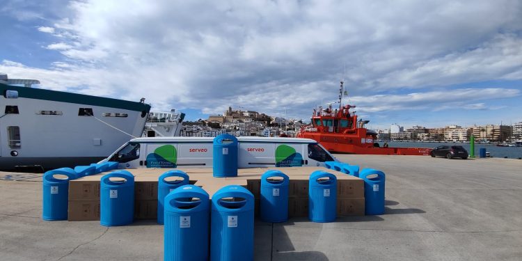 Papeleras hechas de materiales reciclados que la APB ha instalado en el puerto de Ibiza.