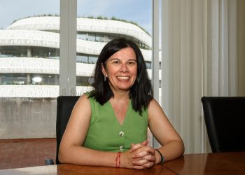 La directora insular de la Administración General del Estado en las Pitiusas, Raquel Guasch, en su despacho. Reportaje fotográfico: Joan Costa