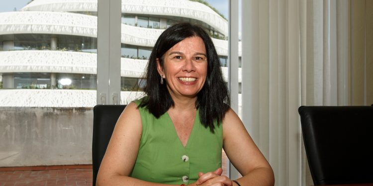 La directora insular de la Administración General del Estado en las Pitiusas, Raquel Guasch, en su despacho. Reportaje fotográfico: Joan Costa