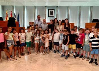 Los estudiantes, en su visita al Consell de Ibiza. Fotos: Consell de Ibiza