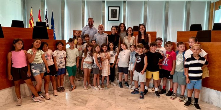 Los estudiantes, en su visita al Consell de Ibiza. Fotos: Consell de Ibiza