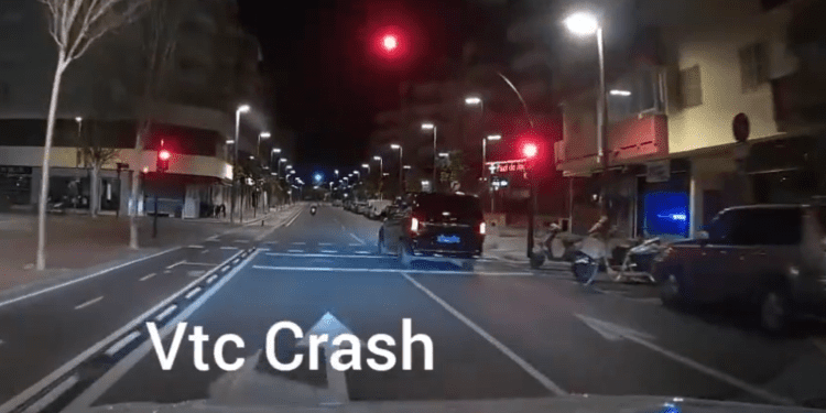 VTC saltándose el semáforo en rojo. Imagen VTC Crash
