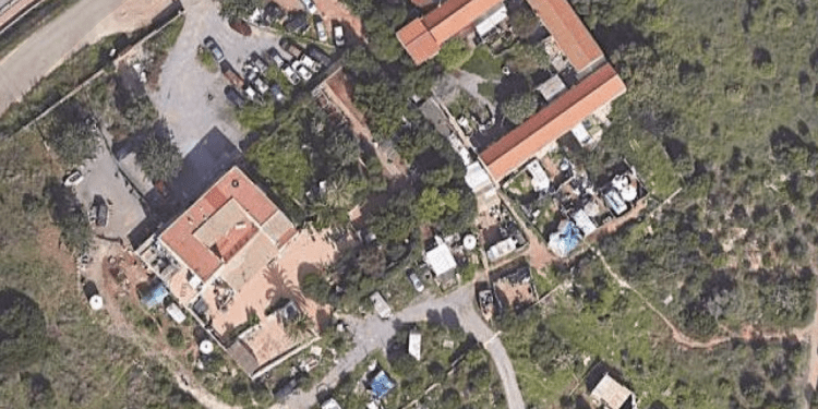 Vista aérea del Rustic, donde se aprecian los coches y embarcaciones en el lugar.