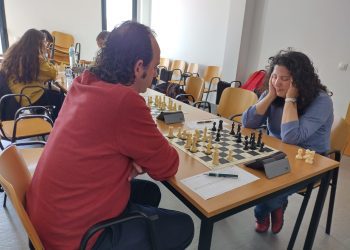 Encuentro entre la campeona del mundo +50 Monica Calzetta (Mallorca Isolani) contra José Planells (Puig d’en Valls), en los locales municipales de Puig d’en Valls el pasado mes de marzo. Fotografía: Club Puig d’en Valls.