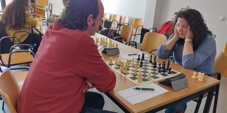 Encuentro entre la campeona del mundo +50 Monica Calzetta (Mallorca Isolani) contra José Planells (Puig d’en Valls), en los locales municipales de Puig d’en Valls el pasado mes de marzo. Fotografía: Club Puig d’en Valls.