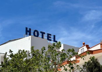 Cartel de un hotel de Cala de Bou. Foto Noudiari