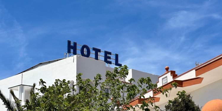 Cartel de un hotel de Cala de Bou. Foto Noudiari