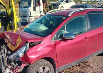 Operarios de Grúas Ibiza retiran uno de los vehículos implicados.