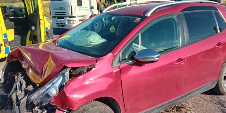 Operarios de Grúas Ibiza retiran uno de los vehículos implicados.