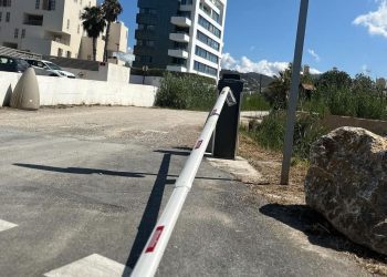 Barrera de ses Feixes por los suelos.  Foto Policía Local