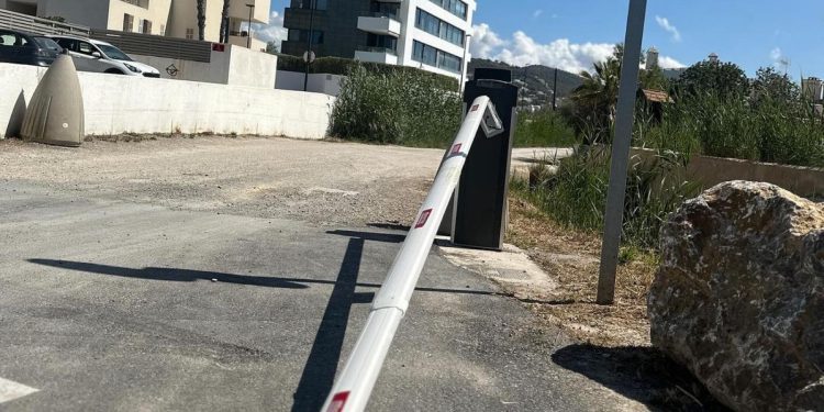 Barrera de ses Feixes por los suelos. Foto Policía Local