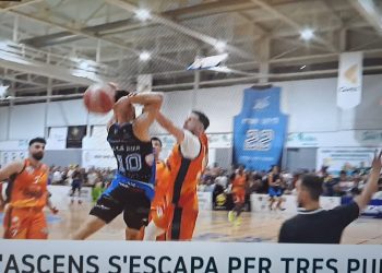 Luis Parejo agarra el brazo a De la Rúa en esta imagen del final del encuentro antes de que terminara el partido. Imagen IB3