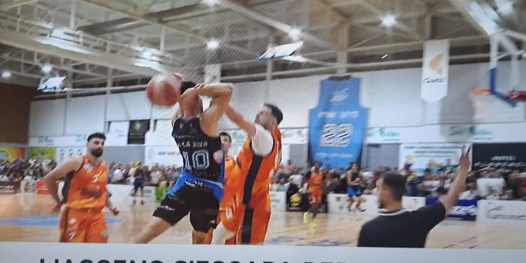 Luis Parejo agarra el brazo a De la Rúa en esta imagen del final del encuentro antes de que terminara el partido. Imagen IB3